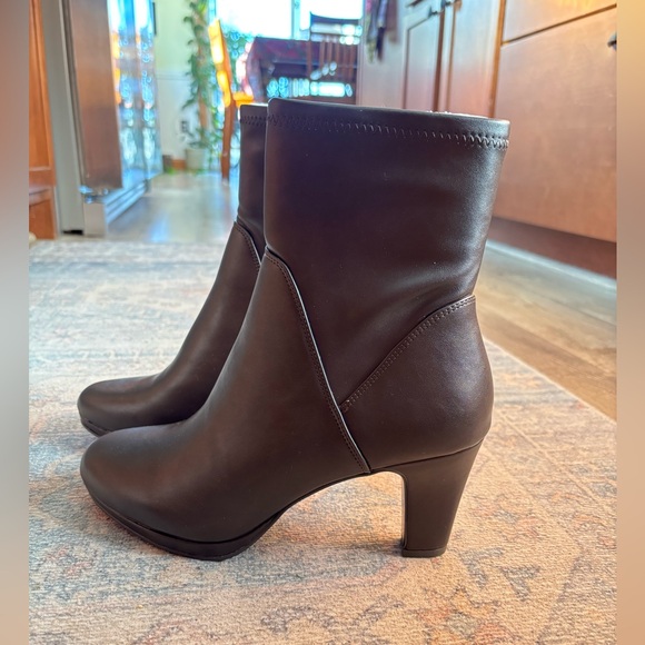 Easy Street Women’s Solana Platform Boots - Picture 5 of 8